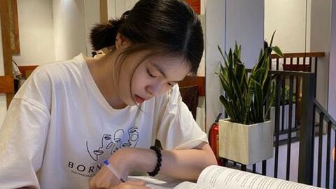Người trẻ chật vật với ước mơ mua nhà: Lương 40 triệu vẫn làm 15 tiếng/ngày, tậu được chung cư thì lo tiền trả nợ