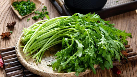 Hóa ra đây là thứ rau "bổ nội tạng", xưa kia chỉ dùng cho Hoàng đế, nay mọc đầy trong vườn người Việt