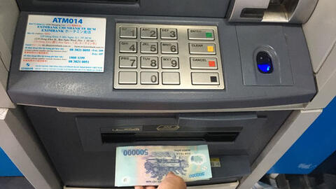 Hàng nghìn giáo viên phải đi chục cây số để rút tiền lương vì cả huyện không có cây ATM nào