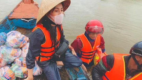 Thủy Tiên quay trở lại cứu trợ đồng bào miền Trung cùng ông xã Công Vinh