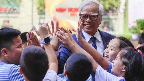 Thầy hiệu trưởng ở Hà Nội cho biết: Kiểm tra 500 học bạ đầu vào lớp 10 thì hết 300 học sinh khá giỏi đều có lời phê giống nhau