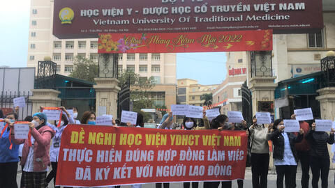 Hà Nội: Hơn 40 y bác sĩ xuống đường "cầu cứu" vì bị nợ lương suốt 8 tháng