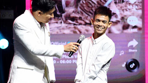 Chàng trai chăn bò Sô Y Tiết nhận giải truyền cảm hứng Tik Tok Awards