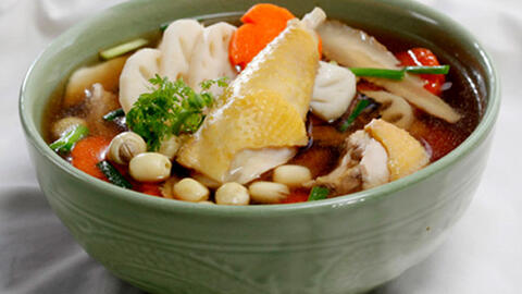 Cách nấu canh gà hầm thuốc bắc ngon bổ cho cả nhà