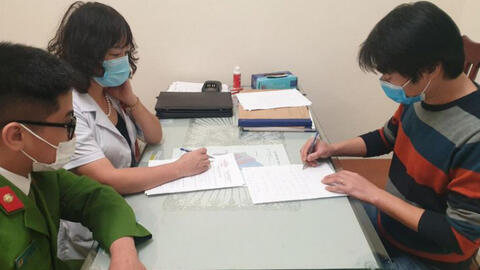 Hà Nội: Xử phạt 21 người ngồi uống cà phê không đeo khẩu trang 42 triệu đồng