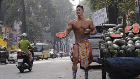 Chàng trai "6 múi" đóng khố bán dưa hấu như Mai An Tiêm gây xôn xao