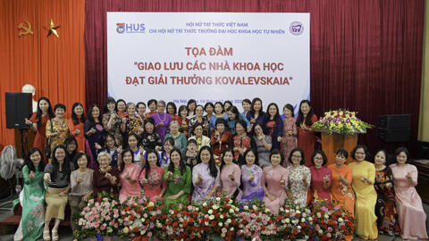 Giao lưu các nhà khoa học đạt giải thưởng Kovalevskaia