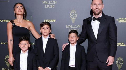 Messi là người đàn ông hạnh phúc nhất hôm nay: Một tay ôm Quả bóng vàng, một tay ôm vợ, viễn mãn ở tuổi 36