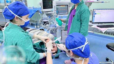 Cậu bé liên tục ho sốt, bác sĩ chụp CT phổi thấy thứ không ai ngờ tới