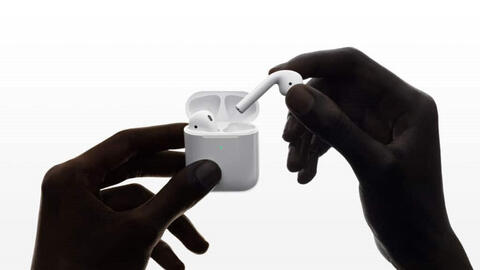 Nghe nhạc trong lúc ngủ, người đàn ông vô tình... nuốt tai nghe AirPods