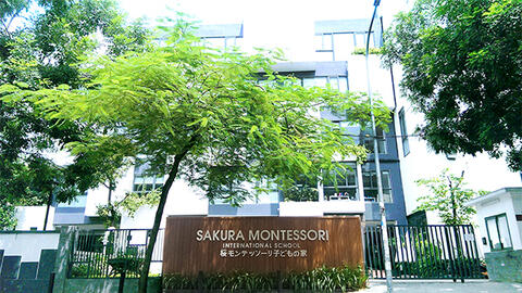 Trường Sakura Montessori, bố nhận tin nhắn của trường báo 'con đã đến lớp' dù đang ngồi ăn sáng cùng con