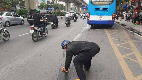 Hình ảnh bác tài hì hục lau vết dầu loang trên phố Hà Nội gây sốt mạng xã hội