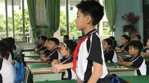 Cậu bé cấp 1 viết văn kể về "người bạn cùng bàn vui tính", thầy giáo đọc xong phải bật cười, để lại lời phê cực hài hước