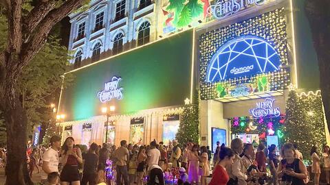 Rộn ràng đi chơi Noel sớm, nhiều người 'quên' mang khẩu trang giữa mùa dịch