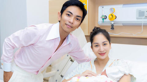 Mẹ bỉm sữa Khánh Thi bế con nhảy cùng Phan Hiển, đã qua giai đoạn tiêu cực?