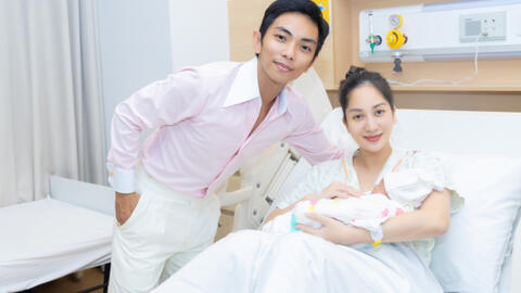 Khánh Thi đã sinh con thứ 3 cho ông xã Phan Hiển