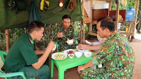 Hình ảnh người lính biên phòng nơi tuyến đầu chống dịch COVID-19