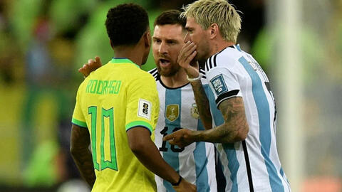 Bị cầu thủ đáng tuổi cháu chê hèn nhát, Messi tức giận dùng tay nắm cổ đối phương và đáp trả cực gắt