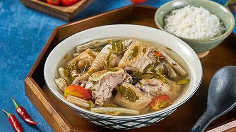Món ngon mỗi ngày: Nấu canh gà lá me non