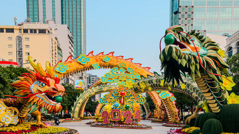 Tận mắt thấy rồng bay lượn trên đường hoa Nguyễn Huệ, ngầu không kém linh vật rồng khổng lồ dài 100m