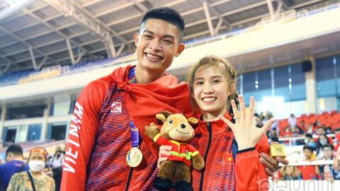 HCV SEA Games cầu hôn bạn gái ngay sau chiến thắng:  Đúng người đúng thời điểm