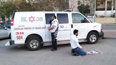 Hình ảnh cầu nguyện của hai nhân viên y tế Israel trở thành khoảnh khắc cảm hứng trong đại dịch Covid-19.