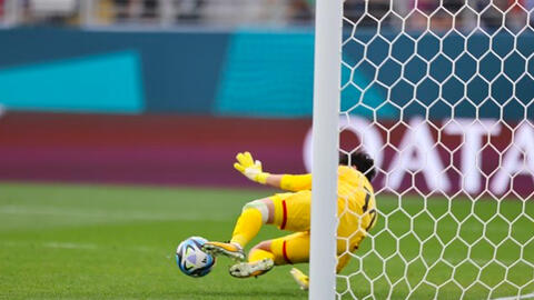 FIFA khen ngợi thủ môn Kim Thanh sau pha cản phá penalty