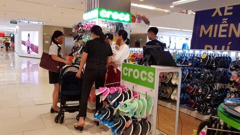 Hậu COVID-19: Các thương hiệu thời trang giảm giá sập sàn