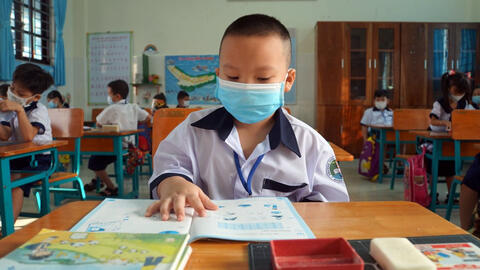 Bí thư TPHCM nói lý do chưa cho học sinh lớp 1 học trực tiếp từ 13/12