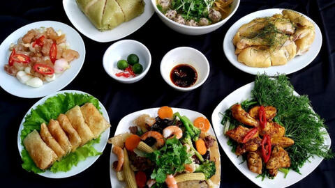 Tết ông Táo: Chị em tranh thủ chốt đơn mâm cỗ cúng giá trên dưới 1 triệu đồng