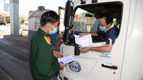 Bất chấp quy định, nhiều tỉnh, thành vẫn yêu cầu test COVID-19 khi lưu thông