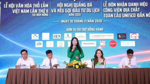 Cuộc trình diễn của thổ cẩm Việt Nam trên đất Tây Nguyên