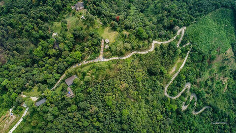 Con đường thổ cẩm dài 1.700 m thể hiện đặc trưng của văn hóa vùng cao