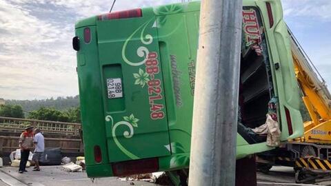 Xe khách bất ngờ lao xuống sông ở Thanh Hoá, nhiều người thương vong
