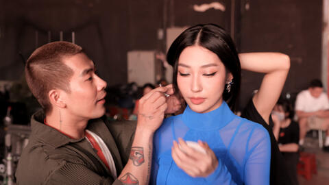 Stylist Travis Nguyễn chuẩn bị hơn 3000 trang phục cho "Chị đẹp đạp gió rẽ sóng", nhiều lúc bật khóc vì áp lực