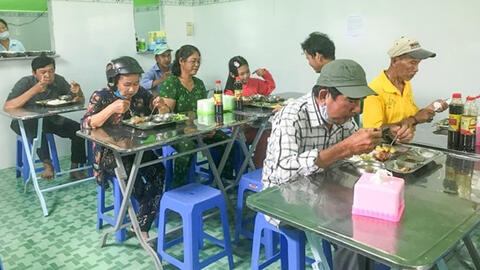 Ấm áp tình người trong những suất cơm từ thiện ở Cần Thơ