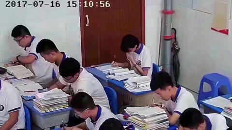 "Lò đào tạo học bá" khó tin tại trường điểm Trung Quốc: Camera giám sát 12 tiếng/ngày, quay bút nửa giây cũng bị nêu tên trước toàn trường