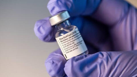 Các hãng sản xuất vaccine COVID-19 'chạy đua' với 'siêu biến thể' Omicron
