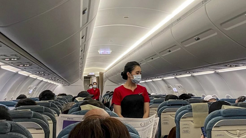 Hàng trăm tiếp viên hàng không Hong Kong đi bán bảo hiểm