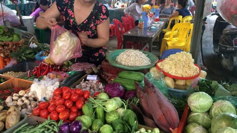 Rau xanh tăng giá đột biến, khan hàng vì mưa bão