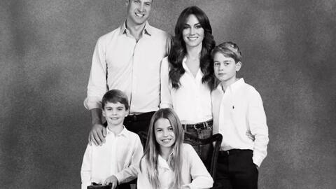 Gia đình William - Kate "gây sốt" khi công bố ảnh thiệp Giáng sinh đặc biệt chưa từng thấy, Charlotte gây ngỡ ngàng với thần thái ấn tượng