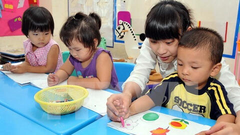 Hà Nội: Sáng ra công văn ngừng thi công chức giáo dục, chiều ra công văn tiếp tục thi