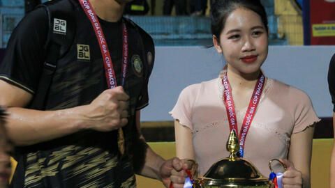 Cựu thủ môn U23 Việt Nam công khai bạn gái hơn tuổi làm tiếp viên hàng không