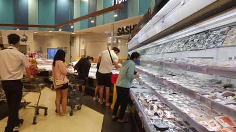 Hàng hóa siêu thị dồi dào, sức mua giảm