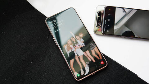 Ngất ngây với bộ quà tặng kèm Galaxy A80 giành cho fan BlackPink và các tín đồ sành điệu
