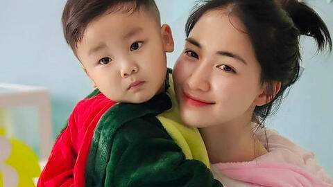 Hòa Minzy chia sẻ clip cười ngặt nghẽo khi Bo "thúi" thất tình, nhưng nhìn 1 chi tiết mới thấy cô đầu tư việc học cho con thế nào!