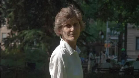 Elena Ferrante và hành trình đi tìm nữ quyền của những cô gái Ý bé nhỏ hậu Thế chiến