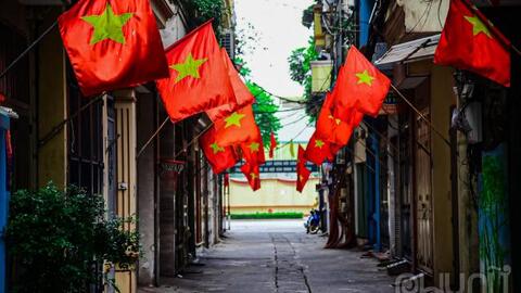 Phố phường Hà Nội rực rỡ cờ đỏ chào mừng ngày lễ 30/4-1/5