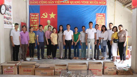 Hội liên hiệp Phụ nữ Yên Bái trao quà hỗ trợ hộ nghèo có hoàn cảnh đặc biệt khó khăn tại Lục Yên