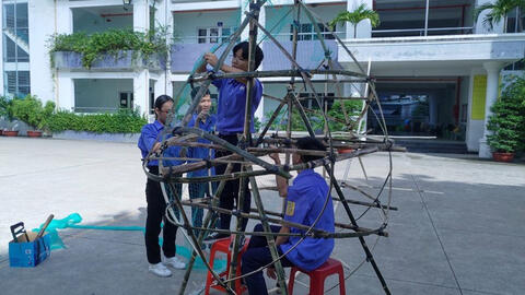 Nhóm học sinh có hoàn cảnh đặc biệt chế tạo thùng rác hình cá để thu gom rác thải nhựa